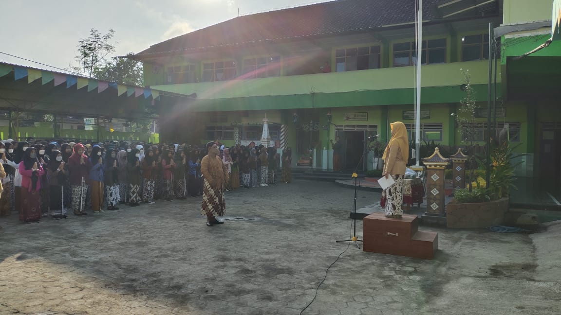 Peringatan HUT ke 59 Tahun, SMP Negeri 1 Turi Menggelar Upacara Berbahasa Jawa, Lomba Menyanyi Tradisional dan Dimas Diajeng.